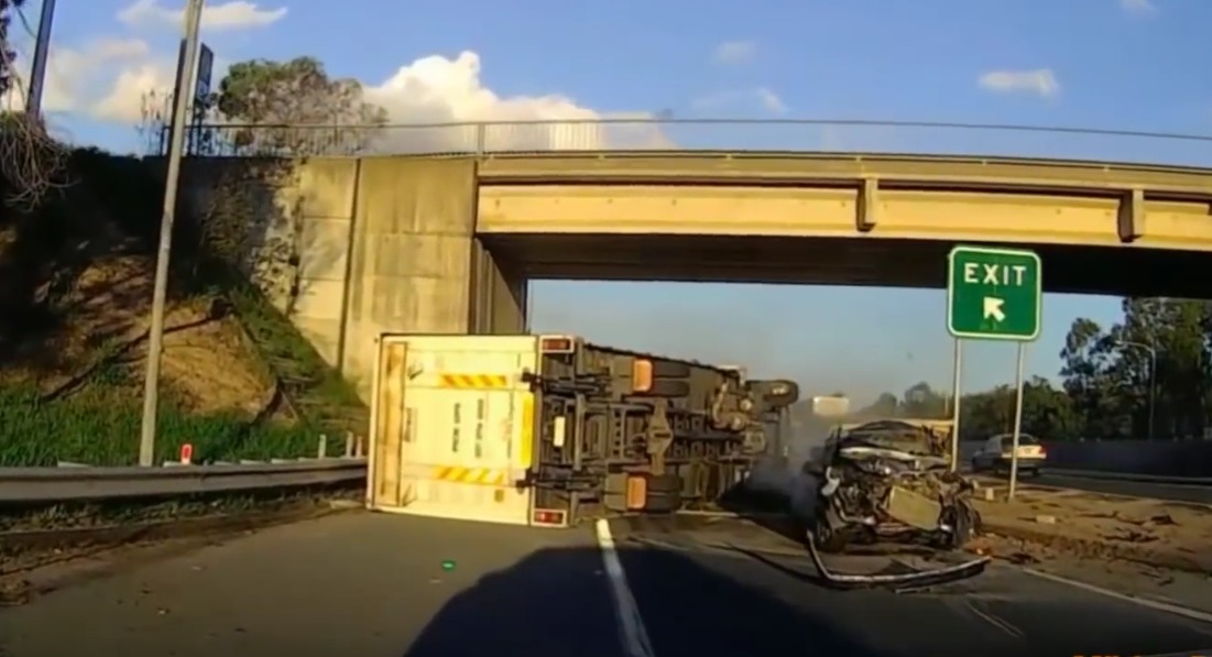 Selecionamos uma compilação de vídeos de acidente onde é possível observar onde o motorista errou, e como ele deveria ter agido.