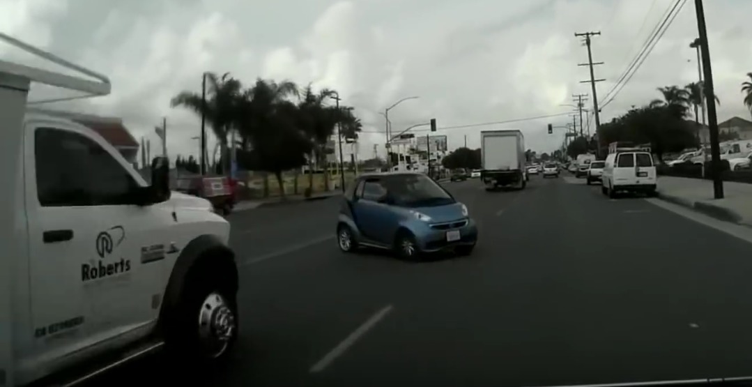 Selecionamos uma compilação de vídeos de acidente onde é possível observar onde o motorista errou, e como ele deveria ter agido.