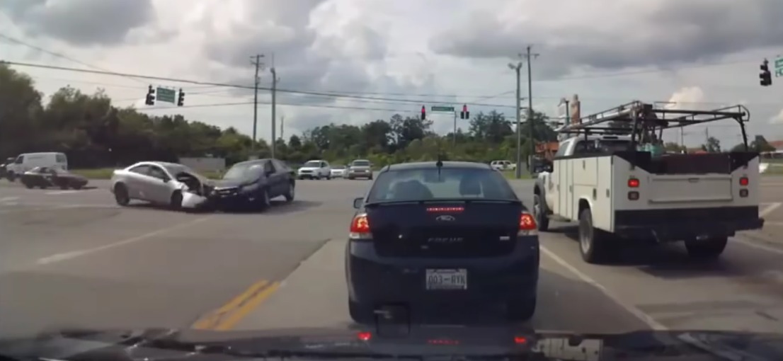 Selecionamos uma compilação de vídeos de acidente onde é possível observar onde o motorista errou, e como ele deveria ter agido.