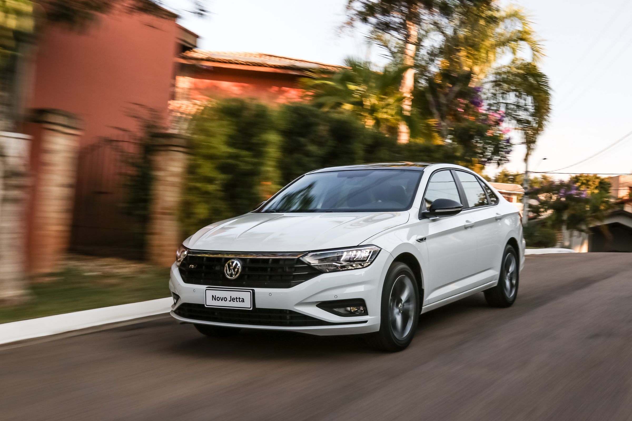 Jetta 2019 versão R-Line tem visual esportivo