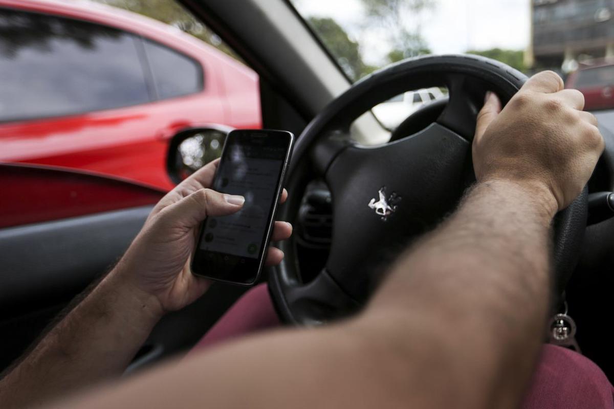 Multas por dirigir falando ao celular crescem 33% em 2018
