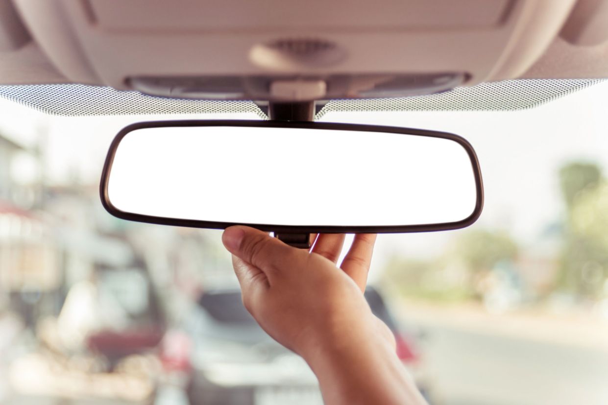 Para quê serve o pino na base do retrovisor interno?