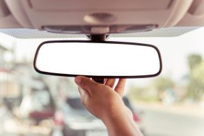 O espelho retrovisor, apesar de simples, foi visto pela primeira vez em um carro de corrida