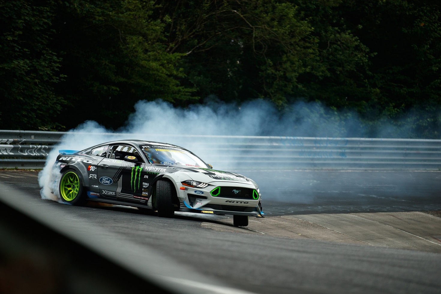 O percurso de drift de Mustang foi o primeiro a completar todo o circuito do Inferno Verde, devorando três jogos de pneus e chegando a 240 km/h.