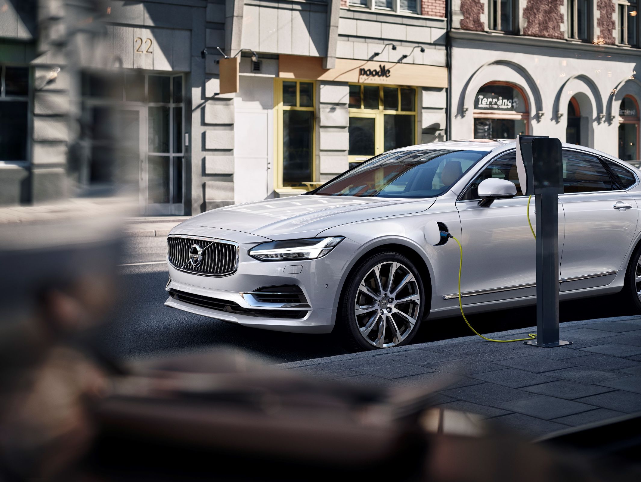 A Volvo apresenta, em São Paulo, mais dois modelos híbridos para sua gama: XC60 e S90. O SUV, já em pré-venda, custa R$ 300 mil. Sedã sai por R$ 366 mil.