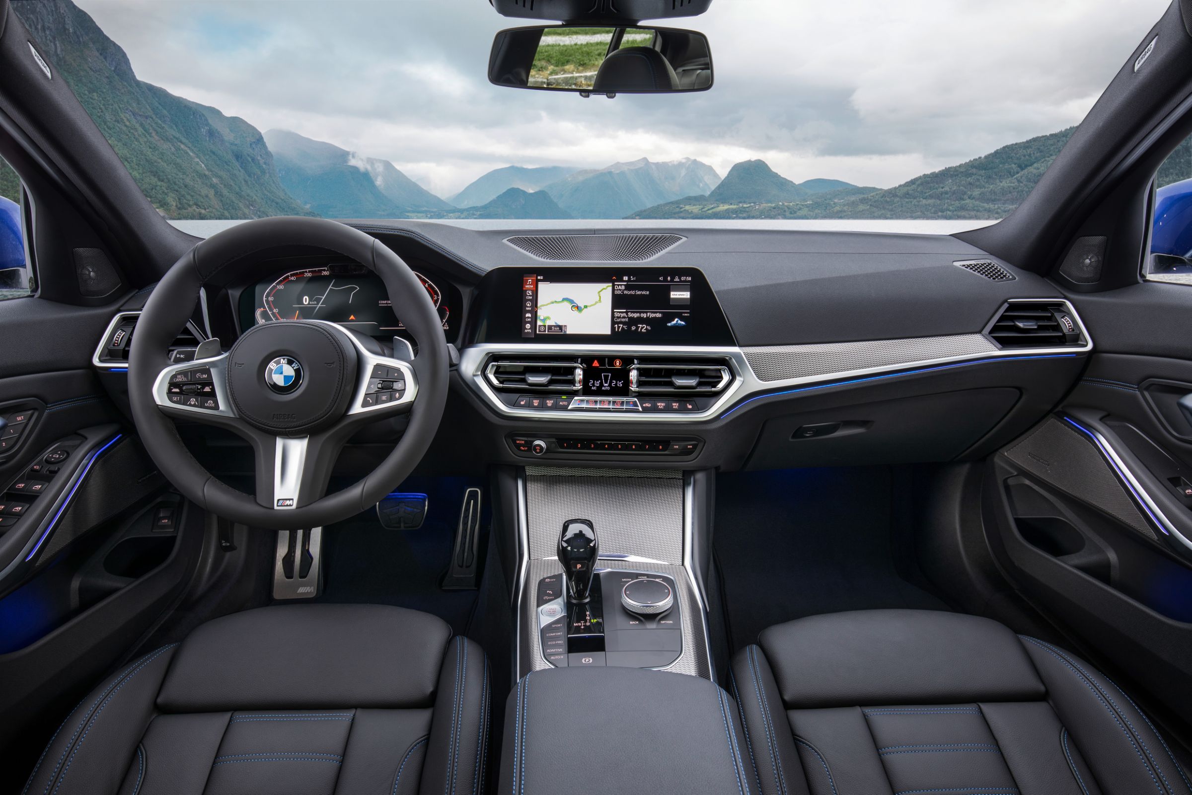 BMW Série 3 2019 é apresentado em Paris. Modelo deve chegar ao mercado brasileiro, importado, no meio de 2019 com duas opções de motorização.