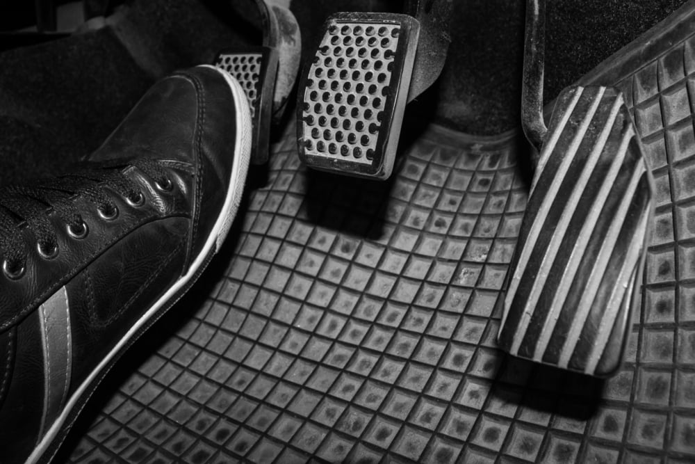 embreagem pe na embreagem pedal shutterstock 692841862 Ligar o carro