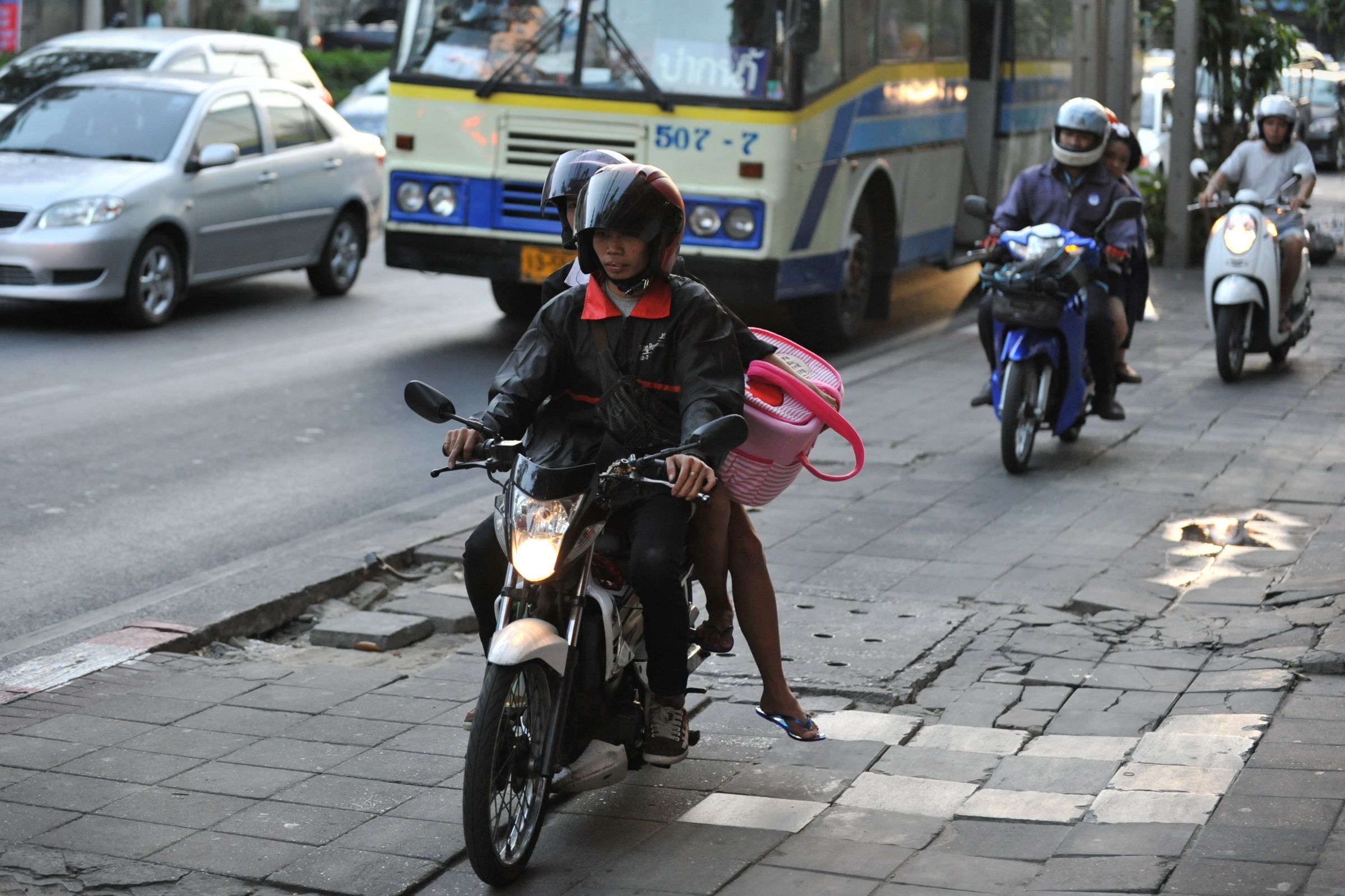 Embora seja uma prática existente no Brasil, trafegar com moto em passarelas, calçadas e acostamento é proibido pelo Código de trânsito Brasileiro.