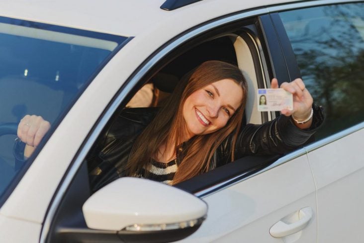 Empresária brasileira com carteira de habilitação e chave do carro