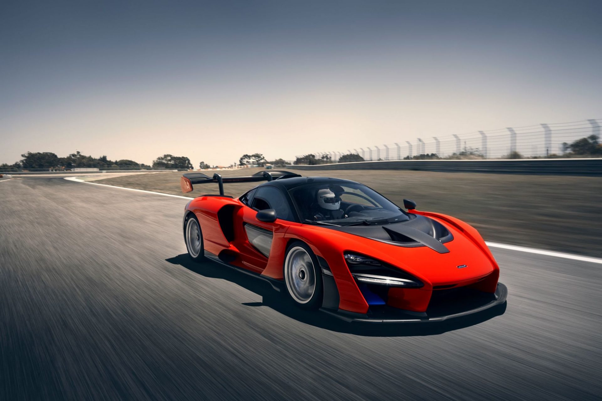 mclaren senna cor delta red de frente em movimento