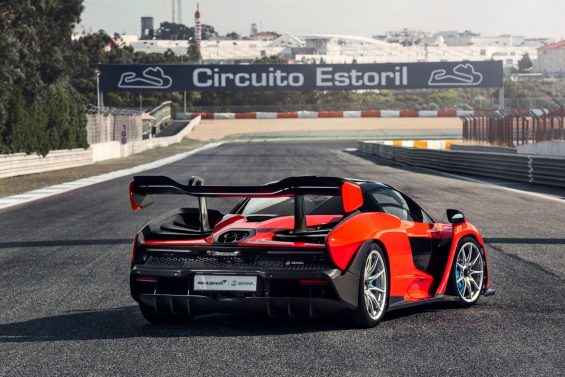 mclaren senna cor delta red de traseira no autodromo de estoril