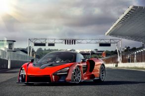 mclaren senna de frente estatica no autodromo