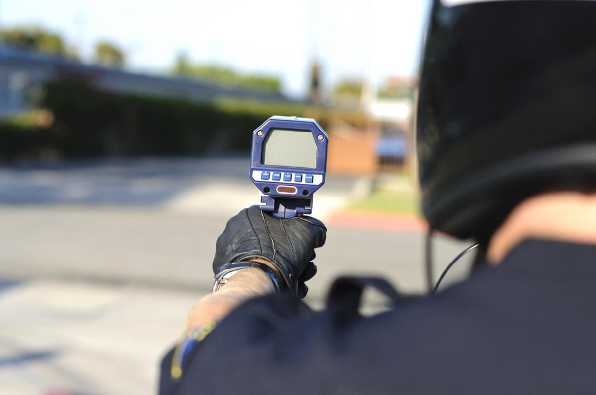 Viajou: homem abusa das drogas e rouba carro na frente da polícia