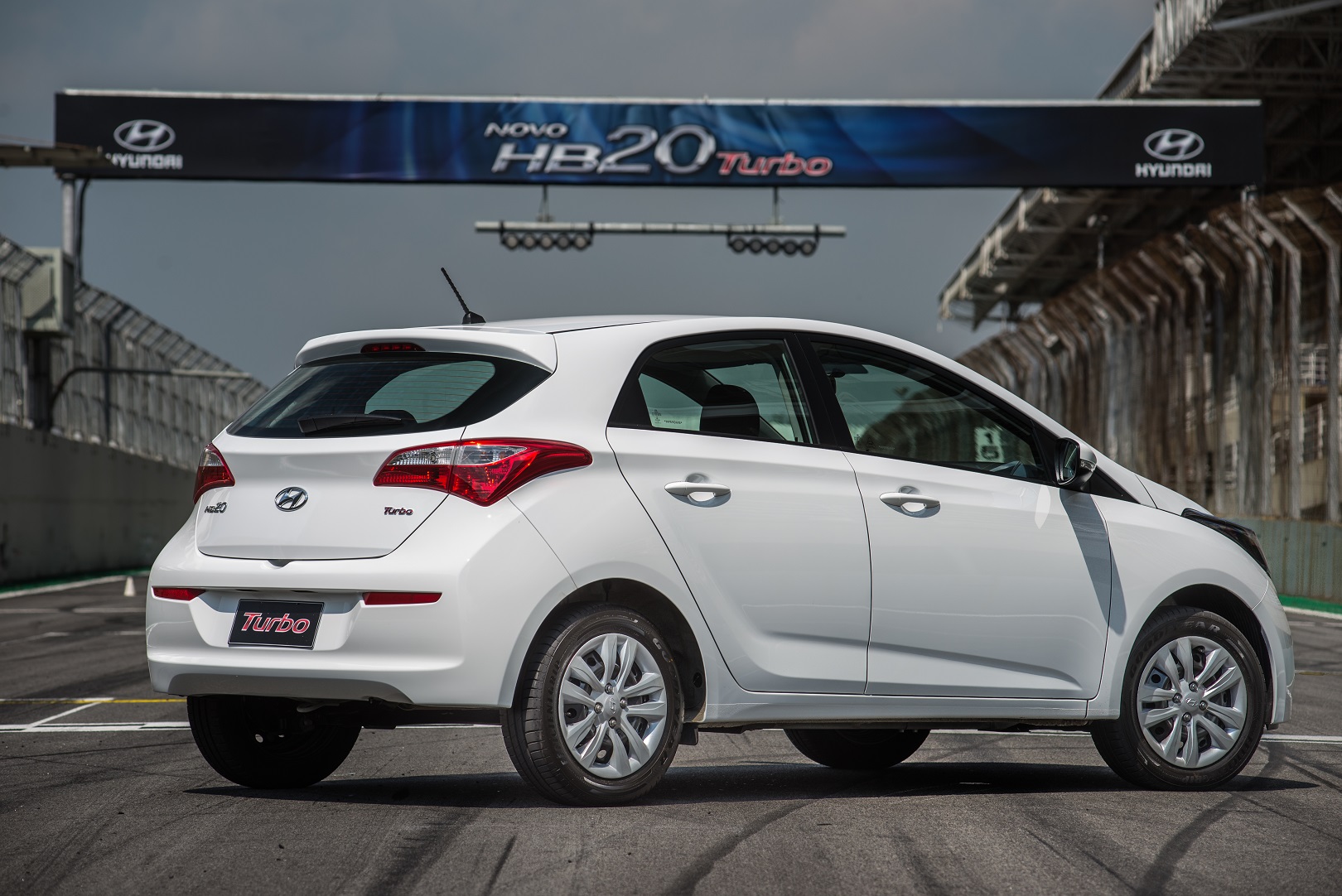 Hyundai HB20 com motor 1.0 turbinado, além de ser 0 km,tem como destaque o baixo consumo de combustível