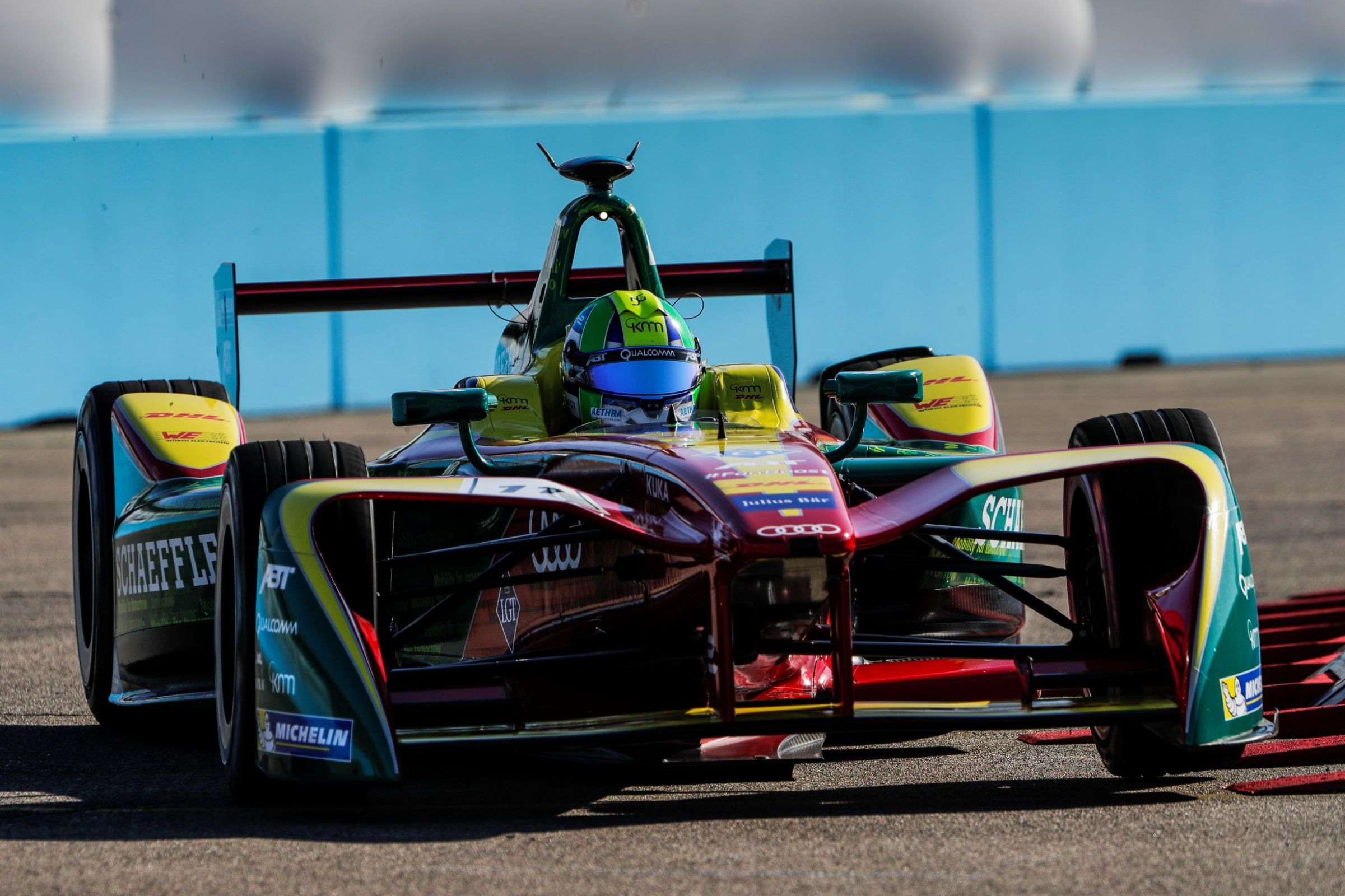 Lucas Di Grassi pilota carro de corrida elétrico desenvolvido por  estudantes de engenharia