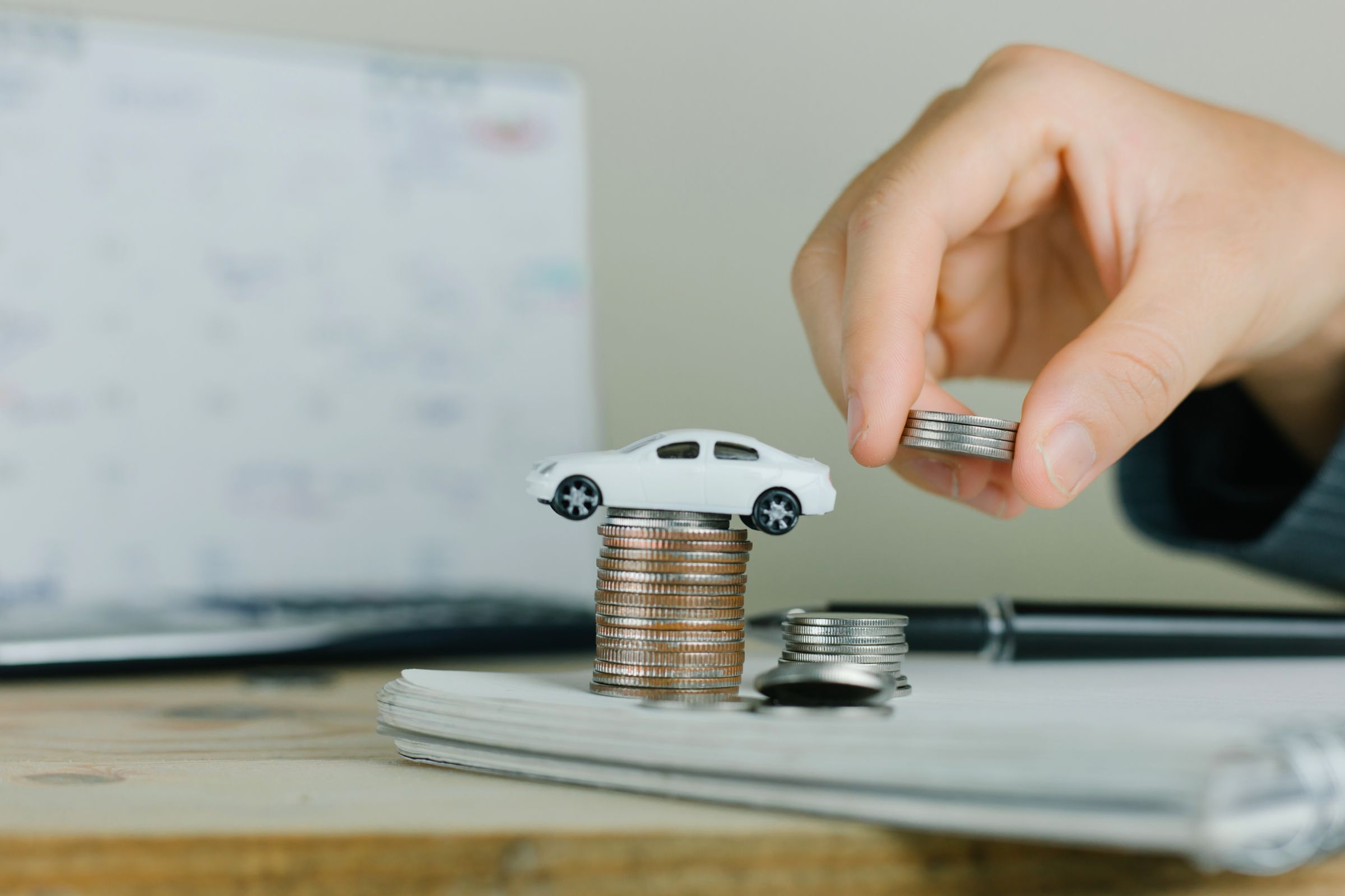 Pessoa fazendo cálculos de como pagar as contas do carro durante a quarentena