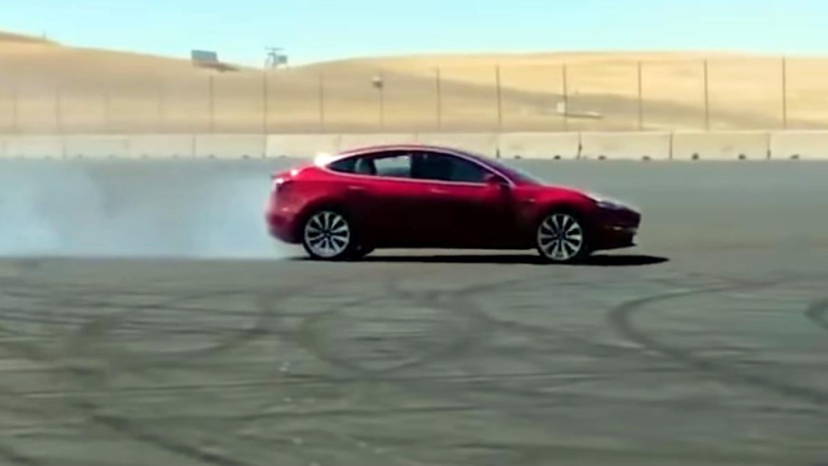A fabricante desenvolveu um modo de drift para as pistas, e ele mexe nas tecnologias de assistência para deixar o carro derrapar nas curvas.