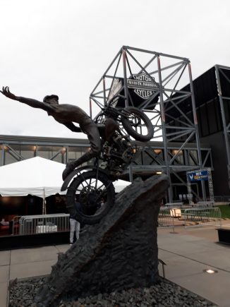 Téo Mascarenhas conta como é o Museu Harley-Davidson, em Milwaukee, nos EUA, que reúne motos feitas ao longo dos 100 anos da marca.