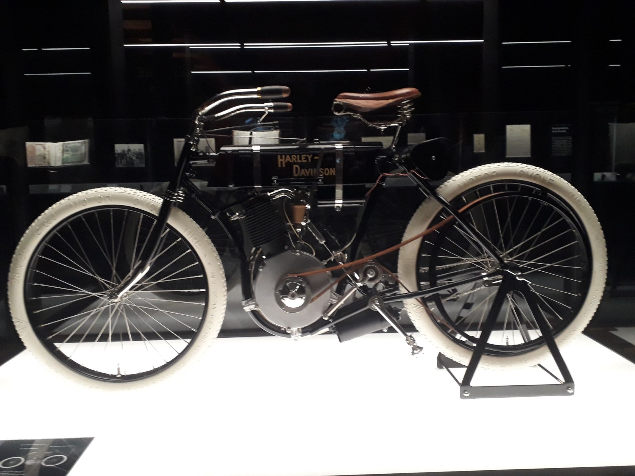 Téo Mascarenhas conta como é o Museu Harley-Davidson, em Milwaukee, nos EUA, que reúne motos feitas ao longo dos 100 anos da marca.