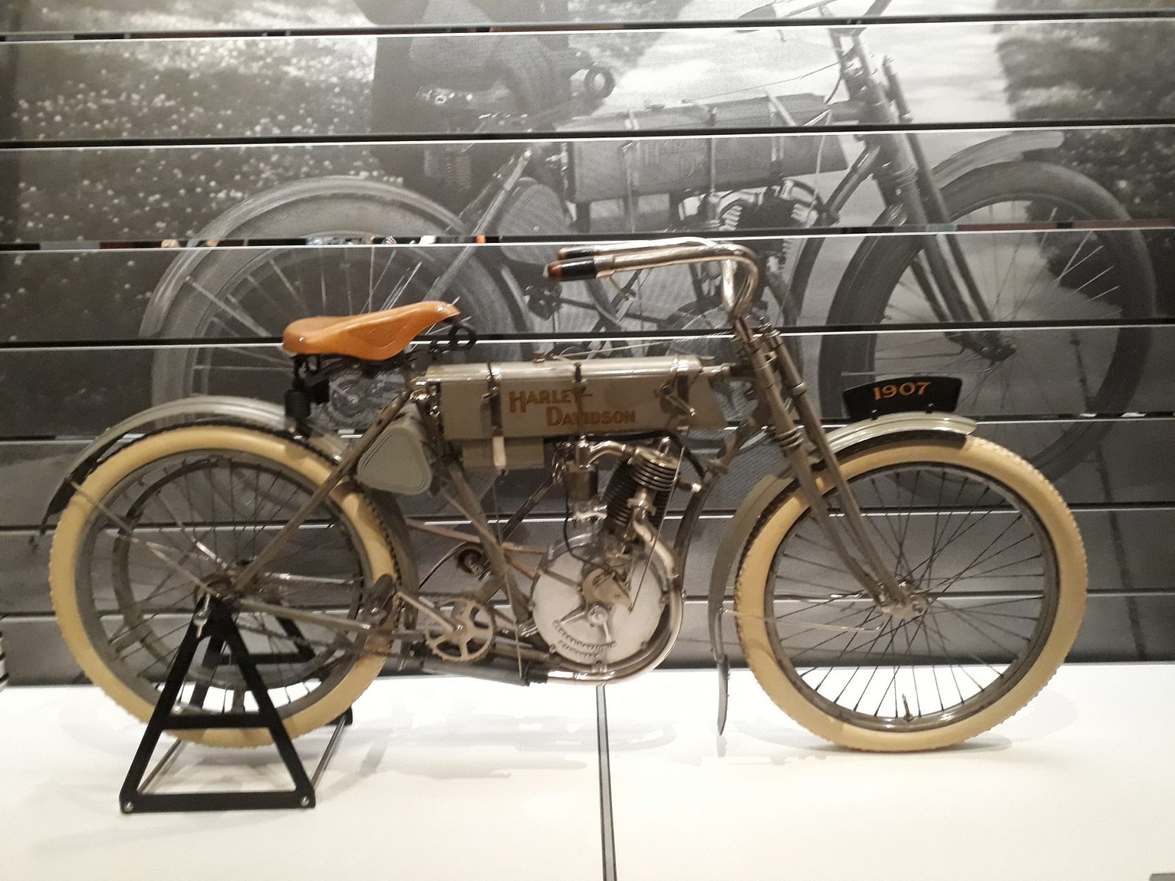 Téo Mascarenhas conta como é o Museu Harley-Davidson, em Milwaukee, nos EUA, que reúne motos feitas ao longo dos 100 anos da marca.