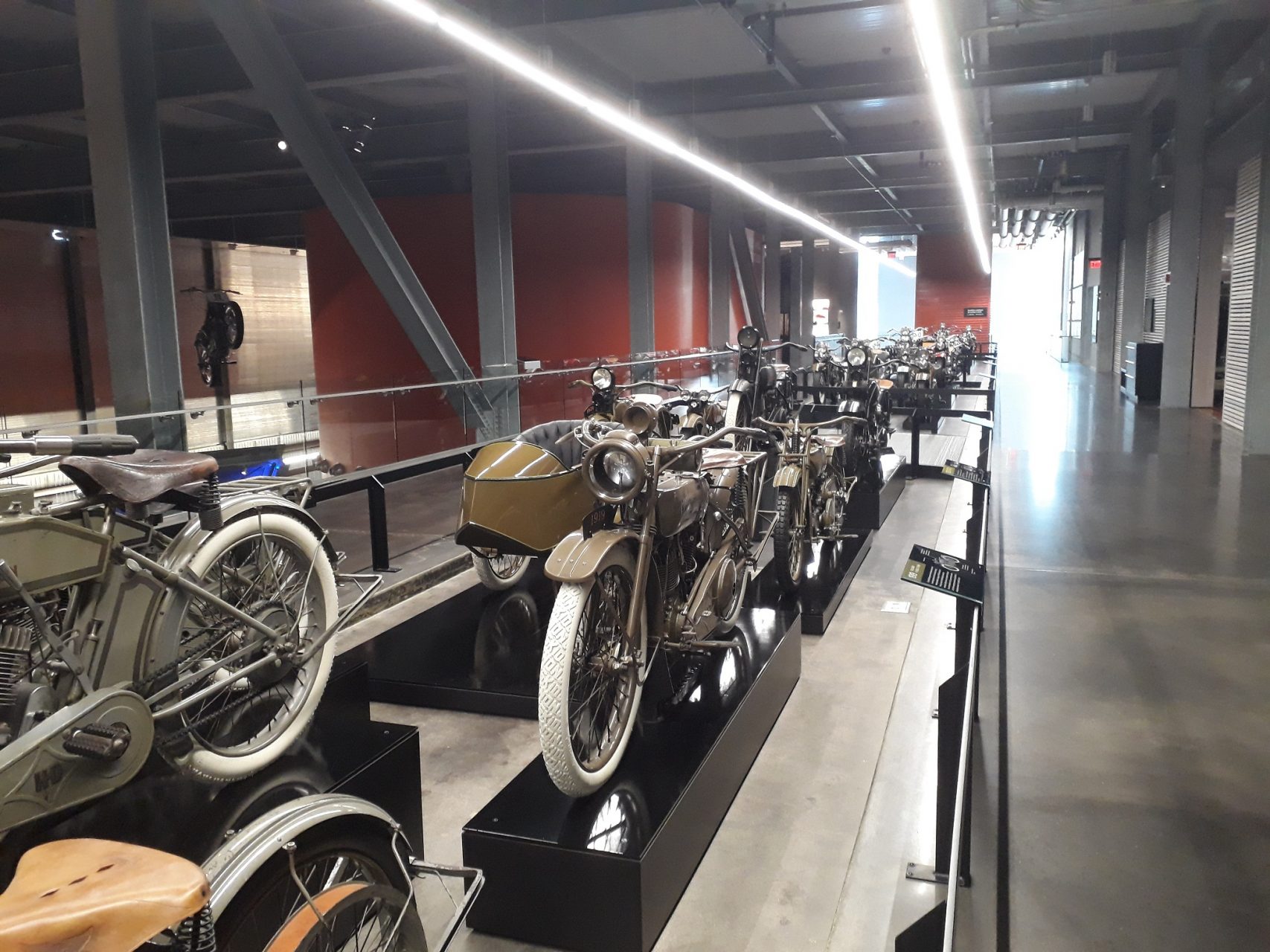 Téo Mascarenhas conta como é o Museu Harley-Davidson, em Milwaukee, nos EUA, que reúne motos feitas ao longo dos 100 anos da marca.