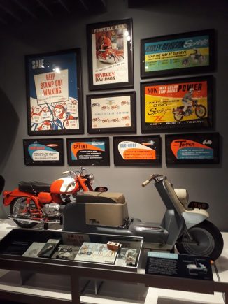 Téo Mascarenhas conta como é o Museu Harley-Davidson, em Milwaukee, nos EUA, que reúne motos feitas ao longo dos 100 anos da marca.