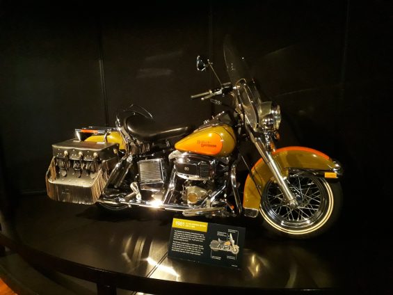 Téo Mascarenhas conta como é o Museu Harley-Davidson, em Milwaukee, nos EUA, que reúne motos feitas ao longo dos 100 anos da marca.