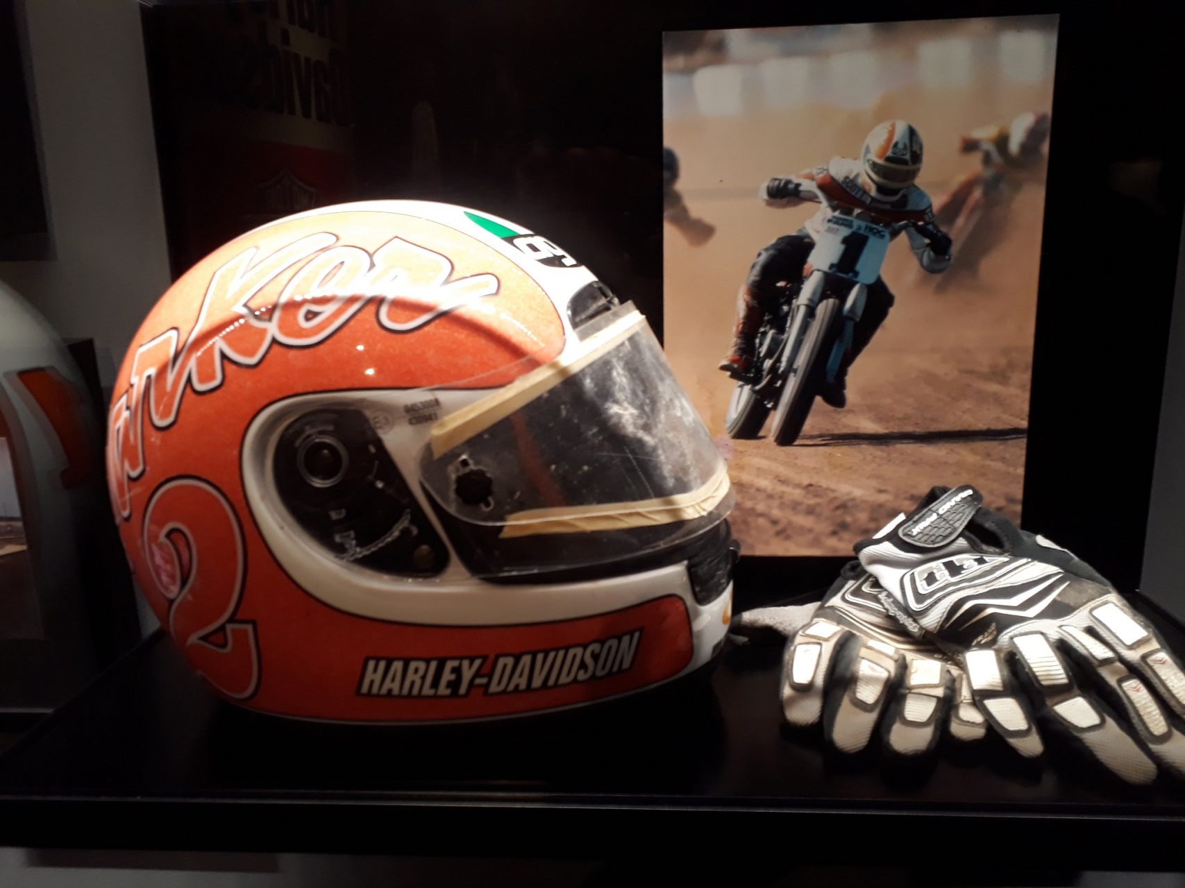 Téo Mascarenhas conta como é o Museu Harley-Davidson, em Milwaukee, nos EUA, que reúne motos feitas ao longo dos 100 anos da marca.