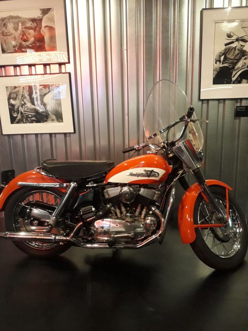 Téo Mascarenhas conta como é o Museu Harley-Davidson, em Milwaukee, nos EUA, que reúne motos feitas ao longo dos 100 anos da marca.