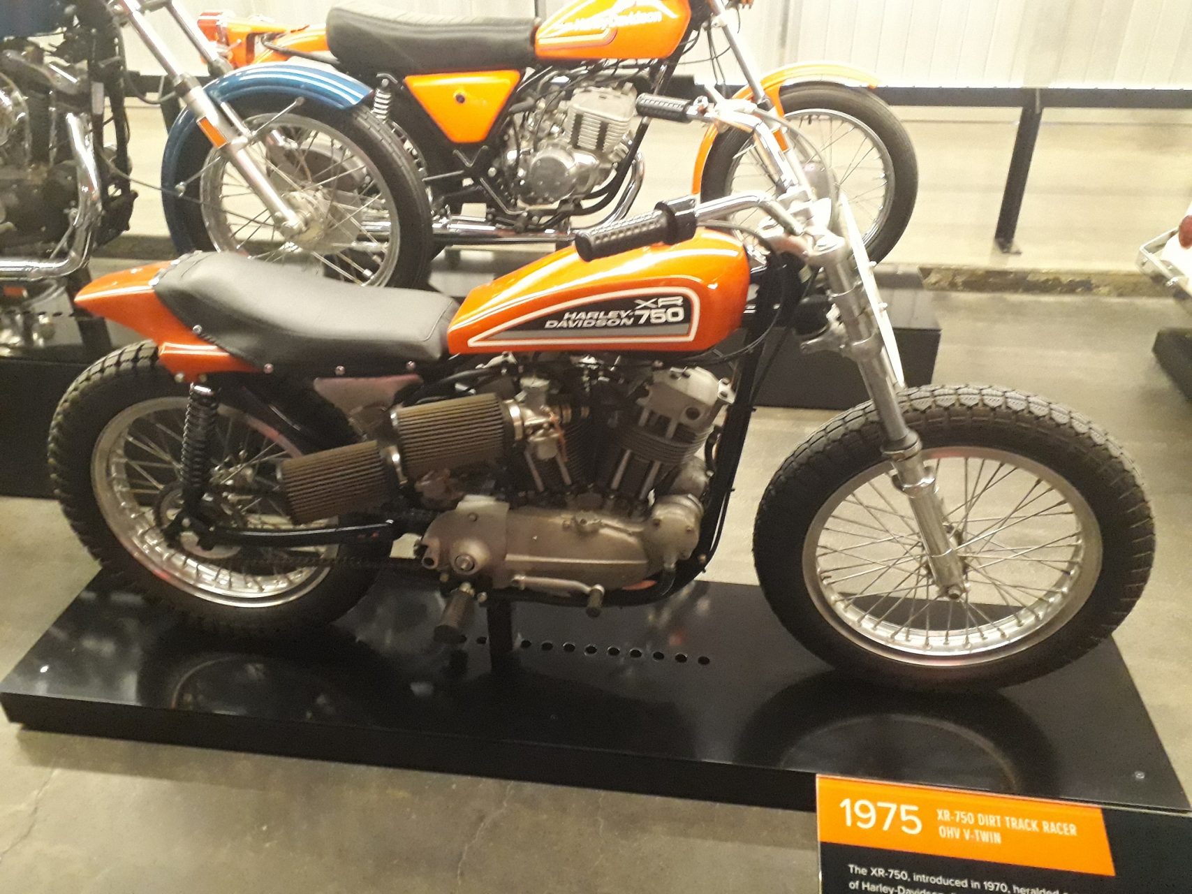 Téo Mascarenhas conta como é o Museu Harley-Davidson, em Milwaukee, nos EUA, que reúne motos feitas ao longo dos 100 anos da marca.