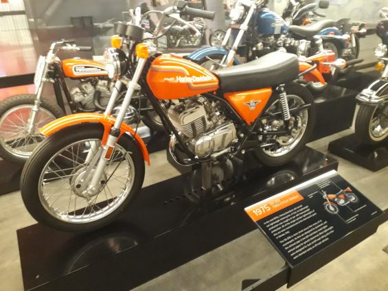 Téo Mascarenhas conta como é o Museu Harley-Davidson, em Milwaukee, nos EUA, que reúne motos feitas ao longo dos 100 anos da marca.