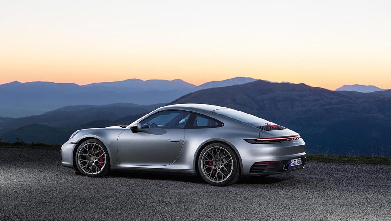 Novo Porsche 911 2020 ganhou retoques no visual para melhorar a performance e ajustes no motor que deram 23 cavalos a mais para a configuração Carrera 4S.