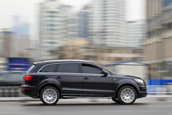 suv transito rua utilitario esportivo shutterstock