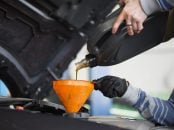 troca de oleo motor carro shutterstock