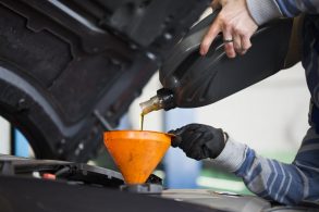 troca de oleo motor carro shutterstock