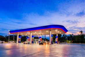 posto combustivel gasolina abastecer conveniencia shutterstock