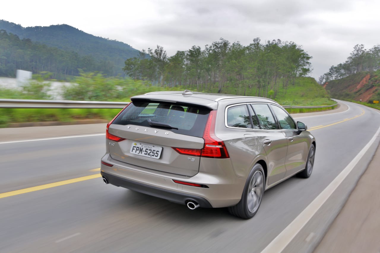 Volvo V60: espaço é generoso