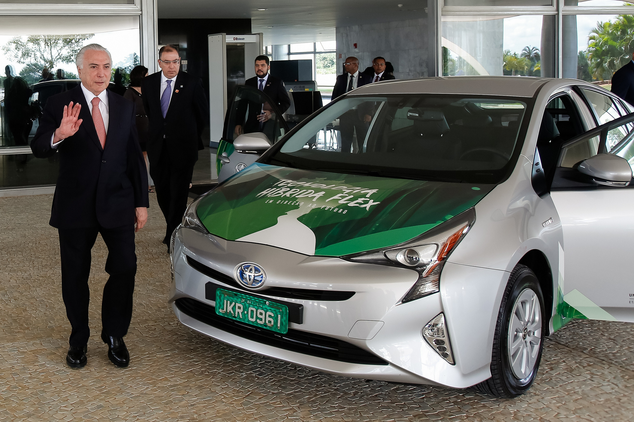 Como antecipou o AutoPapo, a Toyota apresentou, hoje, o primeiro carro híbrido flex do mundo, desenvolvido sobre a plataforma do Prius.