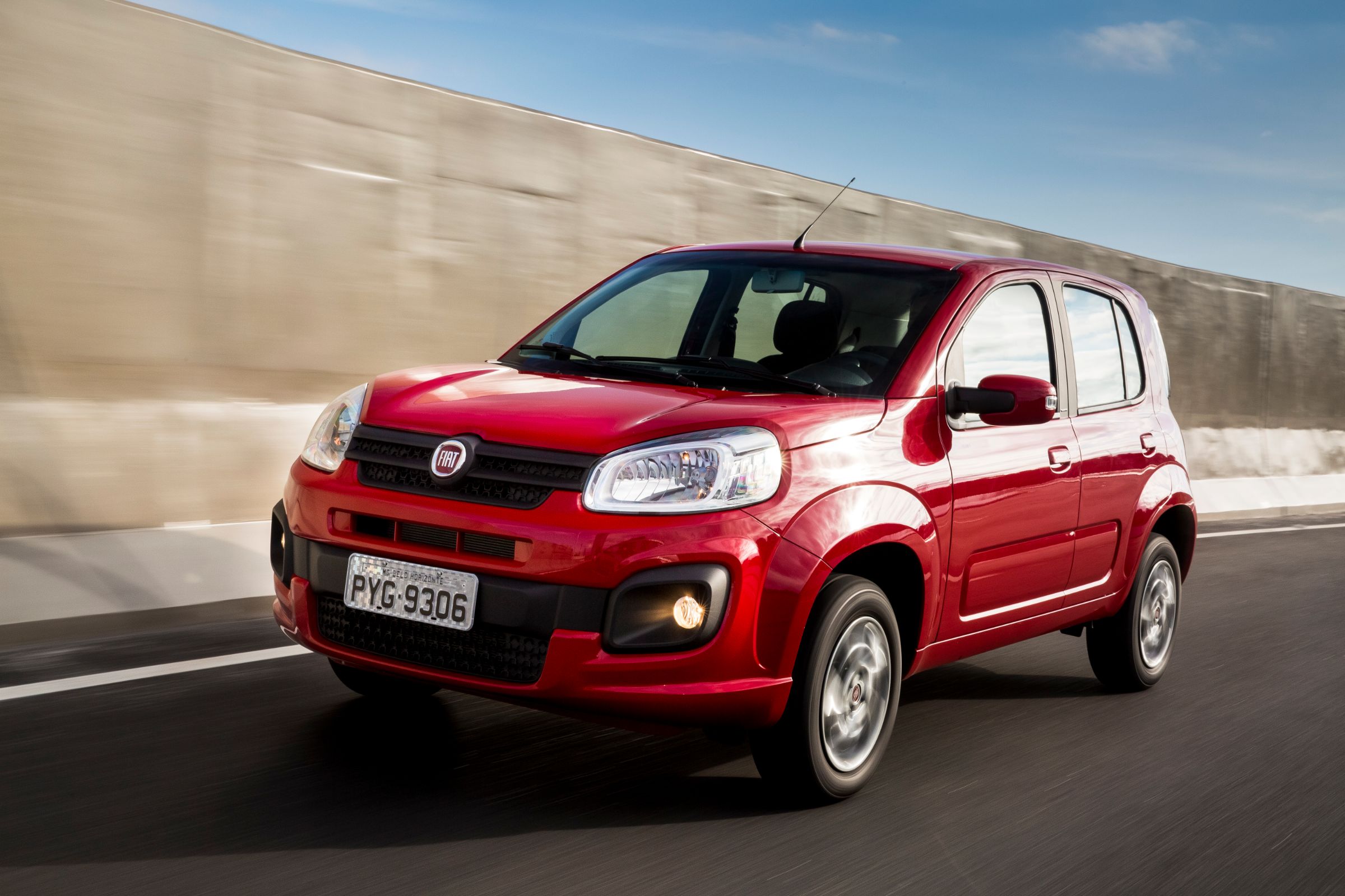 fiat uno drive vermelho de frente