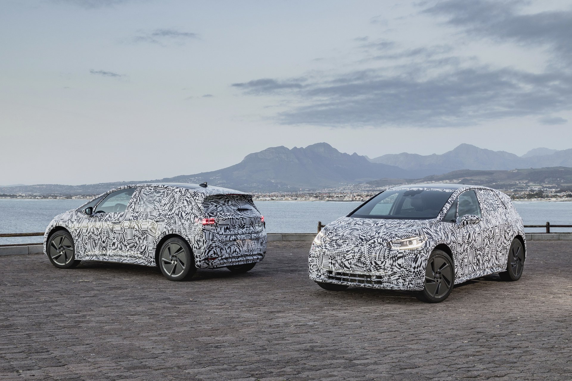 Marca confirmou que flagra foi do Volkswagen elétrico, I.D. hatch, que vai inaugurar família de EVs que inclui a Kombi do futuro.