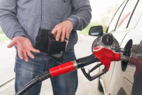 flex carro viagem viajar abastecer shutterstock