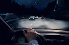 dirigir dirigindo noite estrada dormir volante shutterstock