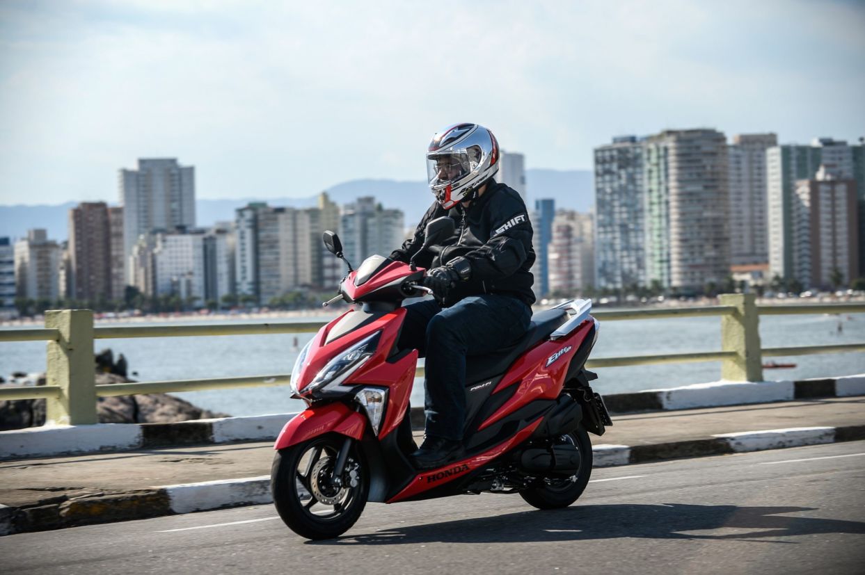 Honda Elite 125 tem motor com torque vigoroso e freios com sistema CBS
