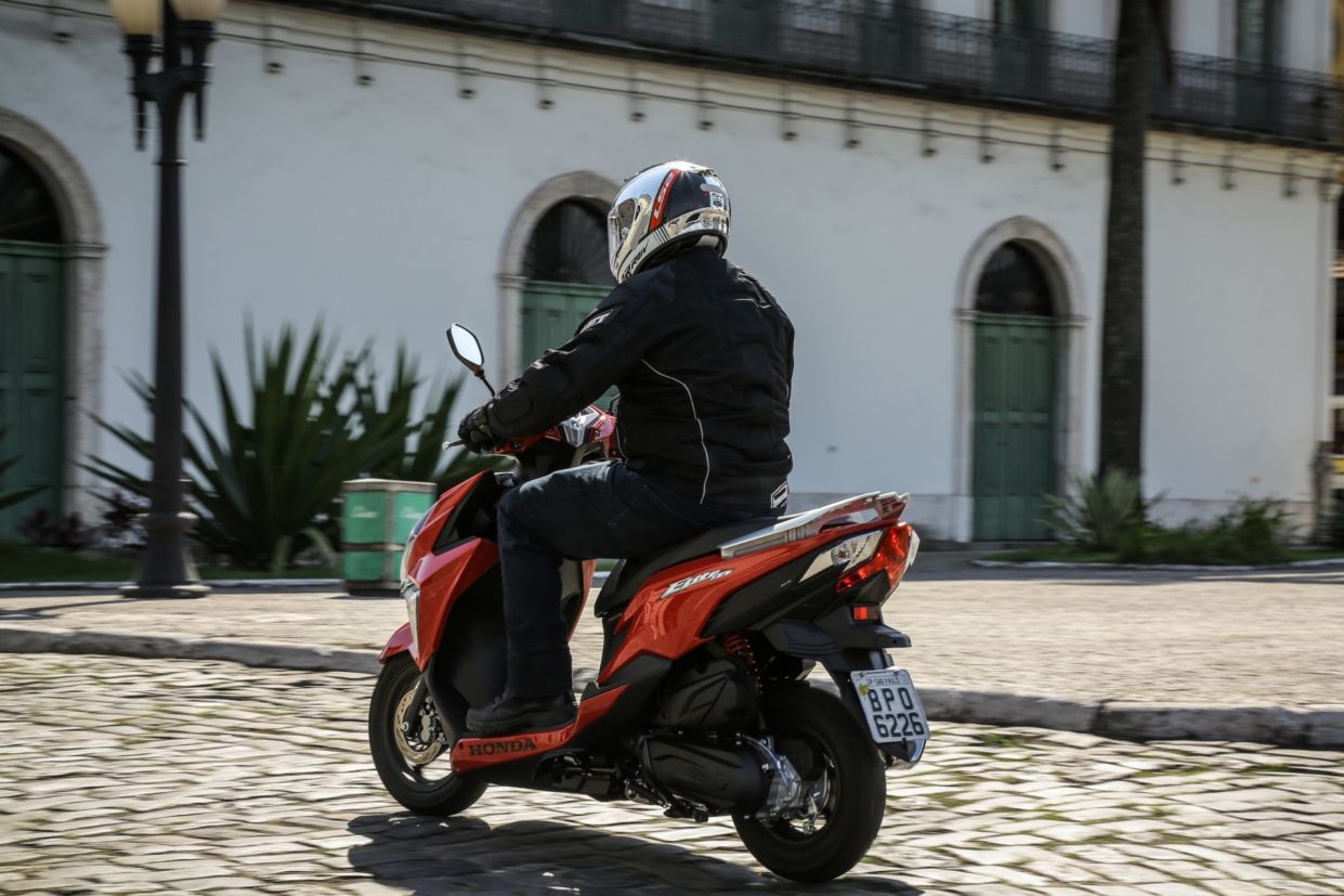 Honda Elite 125 tem motor com torque vigoroso e freios com sistema CBS