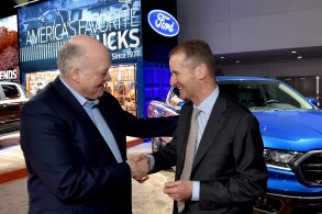 jimhackett da ford e herbertdiess da vw se cumprimentando no salao de detroit 2019