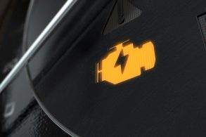 luz injecao acesa painel carro shutterstock