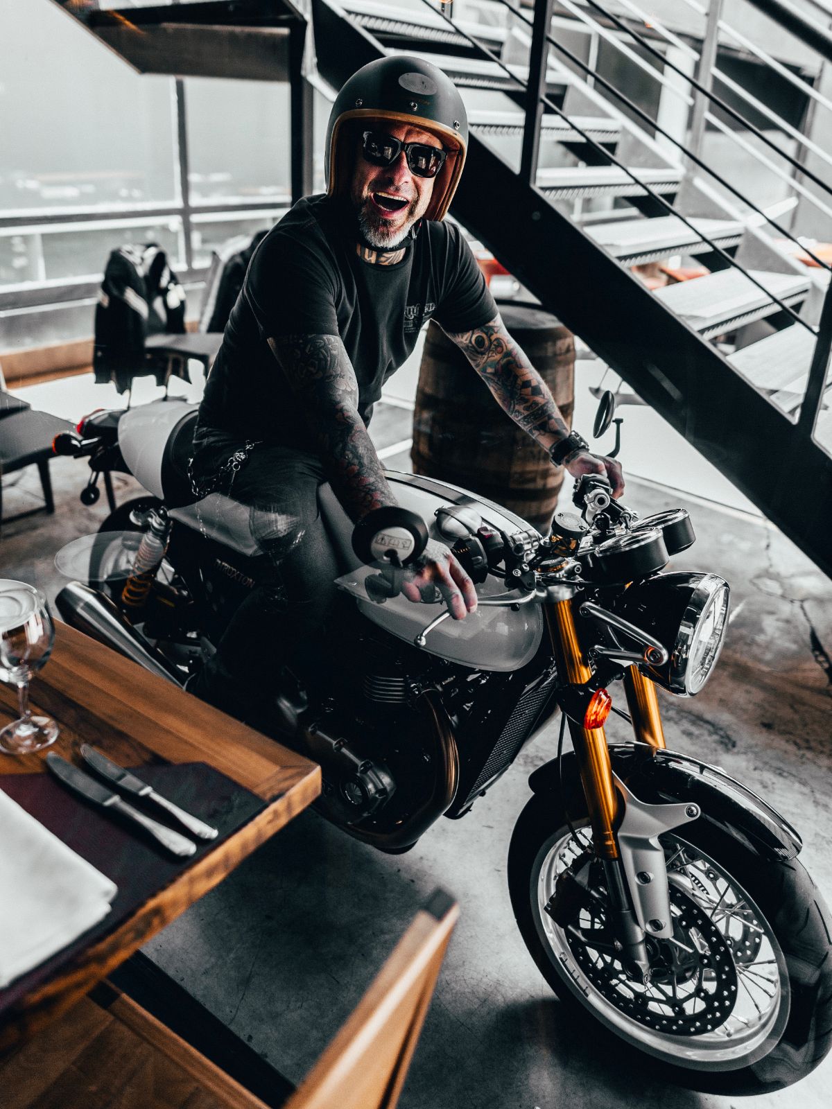 Chef Henrique Fogaça e a sua moto Triumph Thruxton R