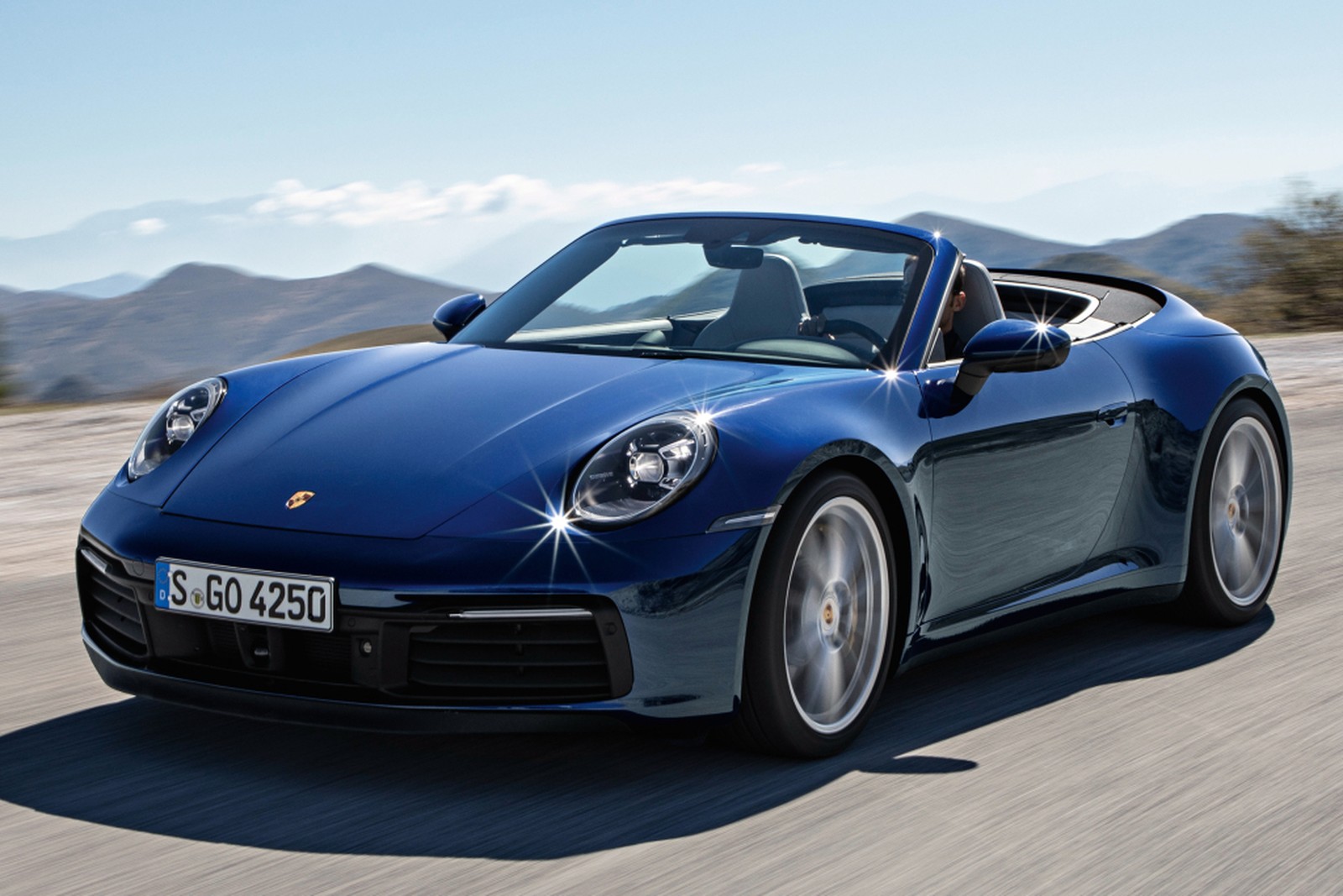 A oitava geração do Porsche 911 já tem data para chegar ao Brasil. Em maio, duas versões serão importadas e vendidas por cerca de R$ 670 e R$ 700 mil.
