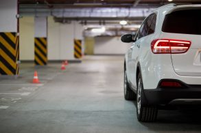 estacionamento privado estacionar manobrar luz shutterstock