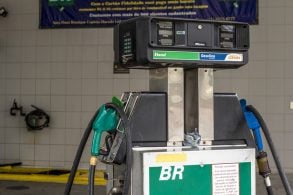 Na bomba de combustível, divida o valor do etanol pelo da gasolina para saber qual deles está mais vantajoso